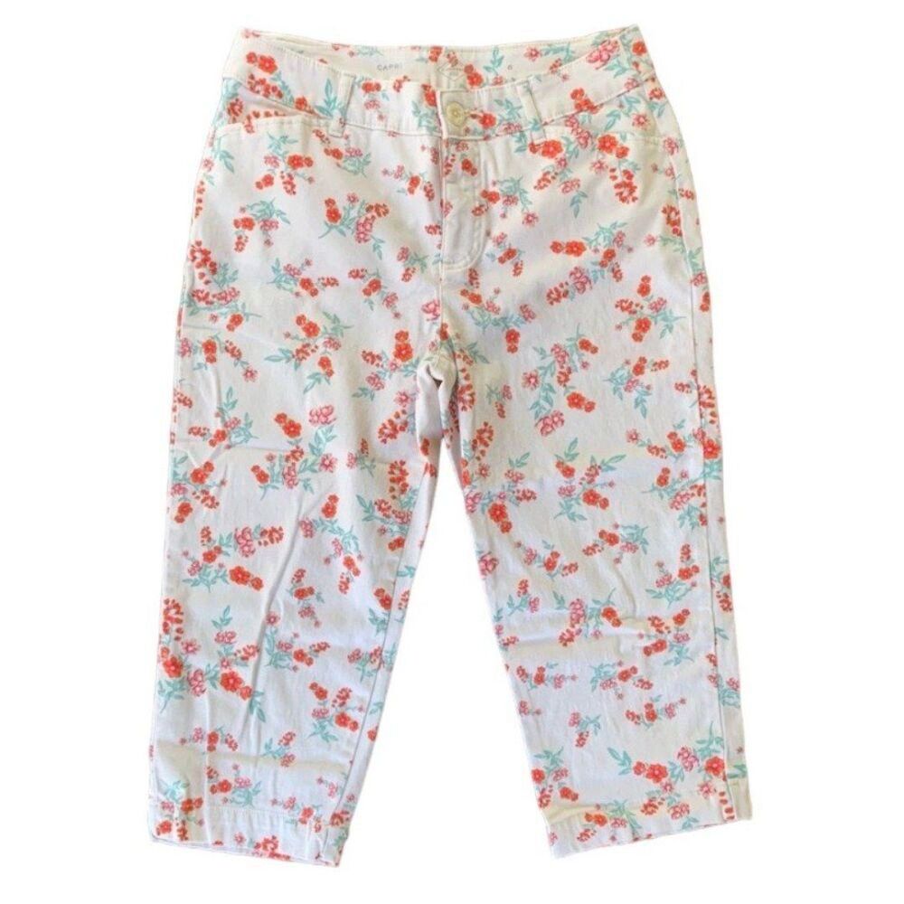 ST. John’s Bay Floral Capri Pants Size 8